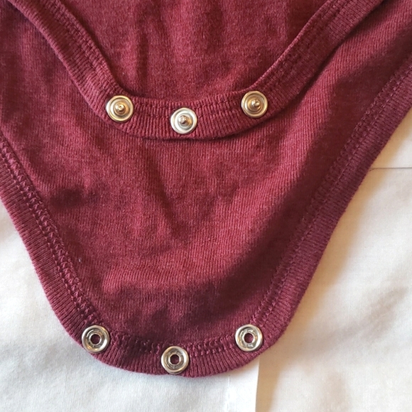 π CALVIN KLEIN - Burgundy Onesie - Size 18M - Picture 5 of 5